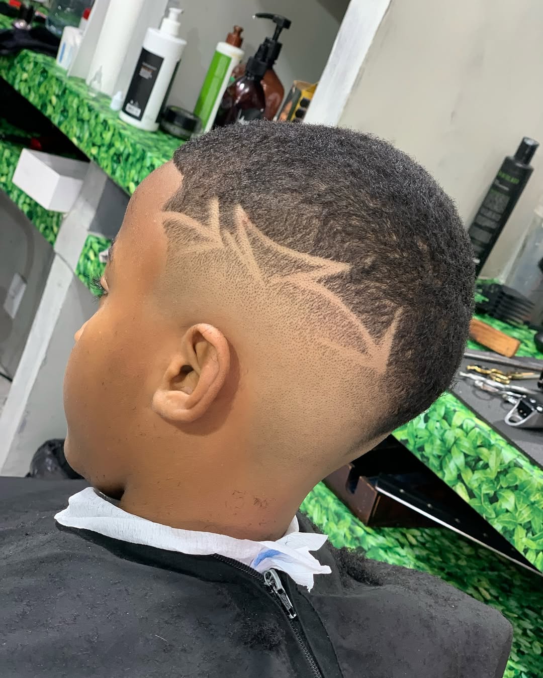 Corte com degradê e desenho na lateral feito na New Style