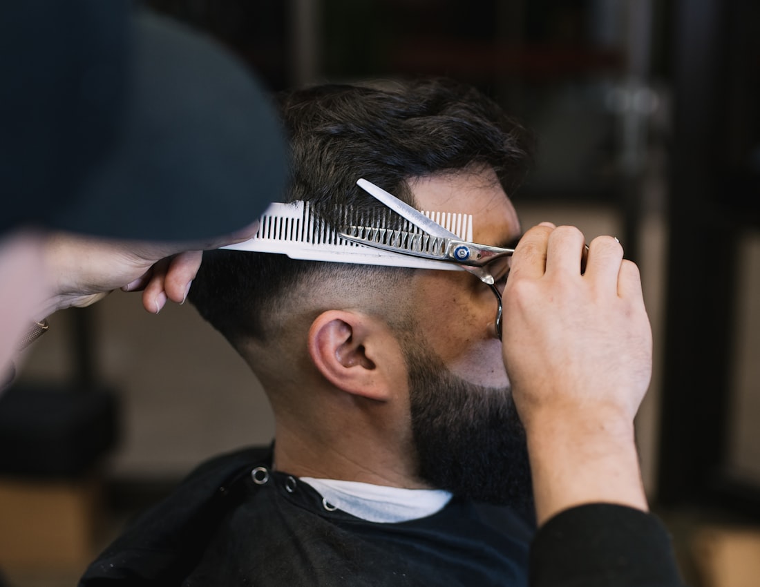 Corte masculino feito com tesoura na New Style Barbearia