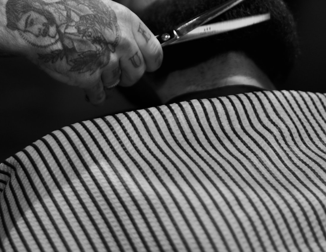 Barba sendo aparada na New Style Barbearia
