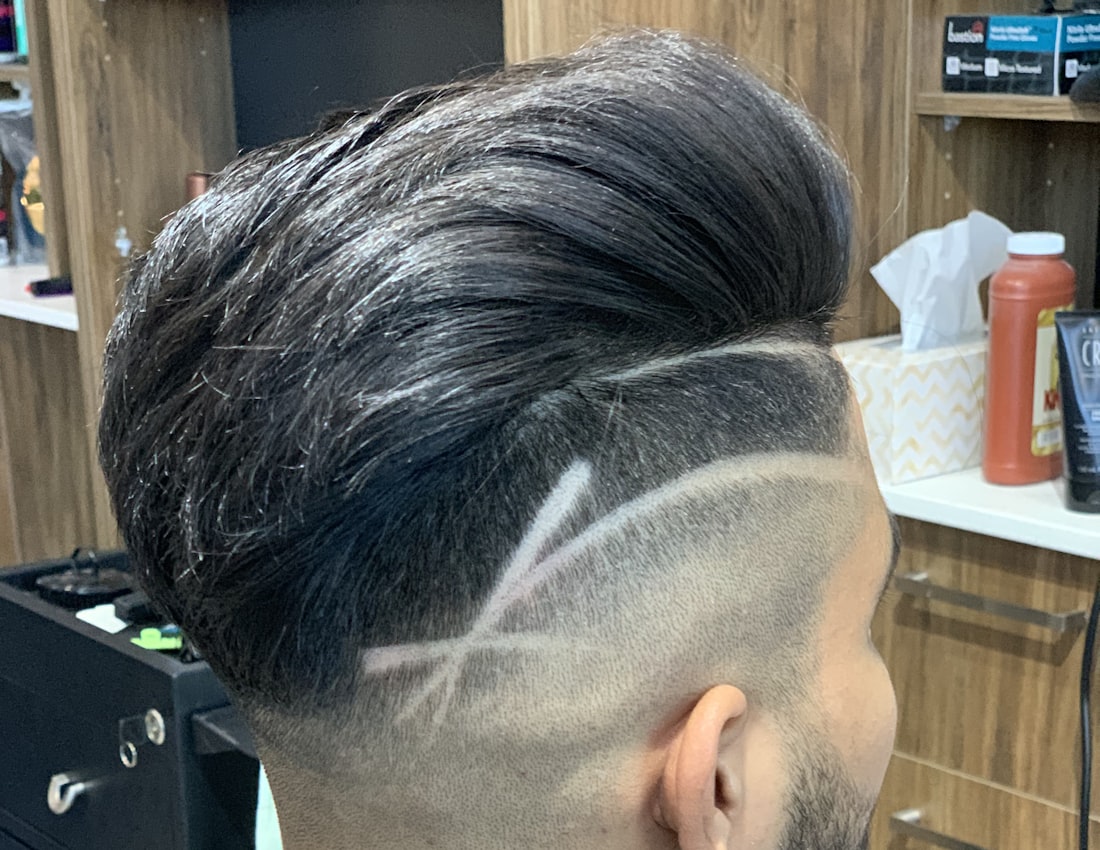 Cabelo masculino com desenho feito na navalha